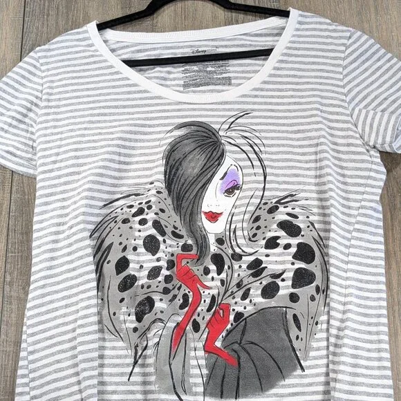 Disney Store T Shirt Top Womens XL Cruella Deville Graphic Short Sleeve V Neck - Picture 1 of 8